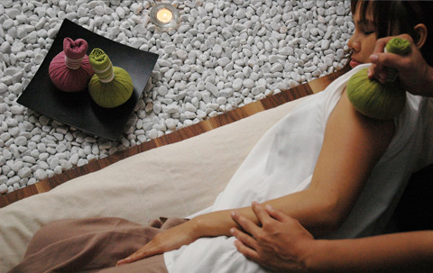 Massage aux herbes chaudes